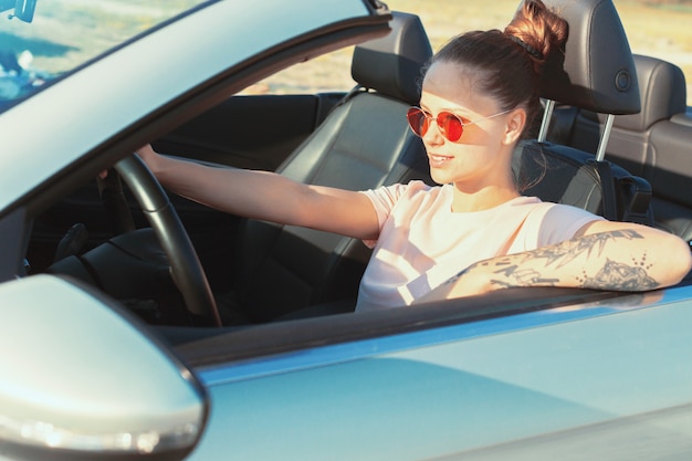 Femme heureuse détendue voyageant dans une voiture