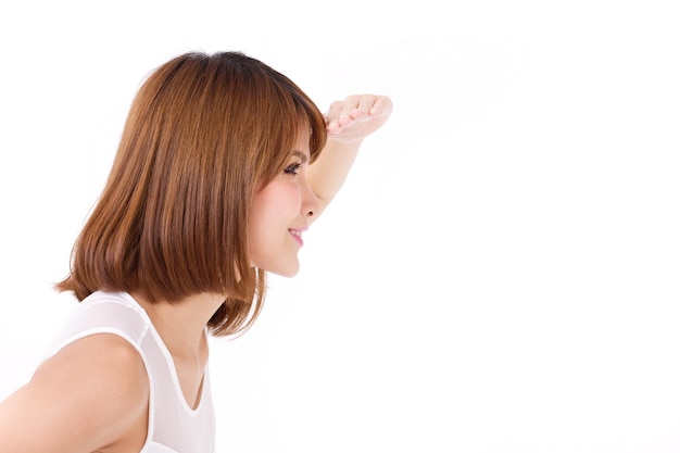 femme heureuse en détournant les yeux