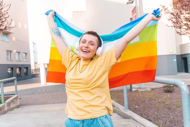 Une femme heureuse avec le drapeau de la paix est contre la guerre et la discrimination