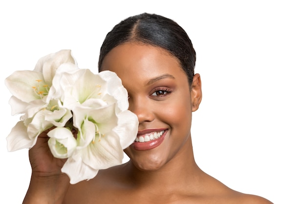 Femme heureuse avec du maquillage et des fleurs