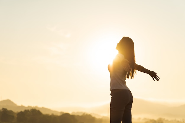 Femme Heureuse, écartant Les Bras Pour Les émotions De La Liberté.