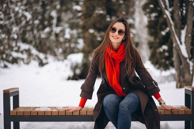 Femme heureuse en écharpe rouge en hiver à l&#39;extérieur