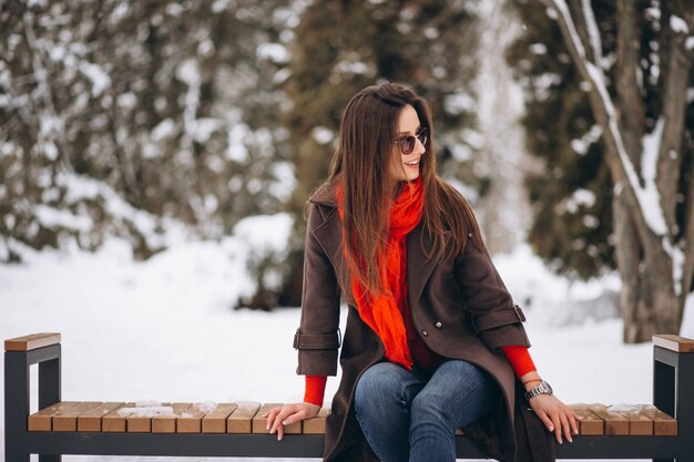 Femme heureuse en écharpe rouge en hiver à l&#39;extérieur