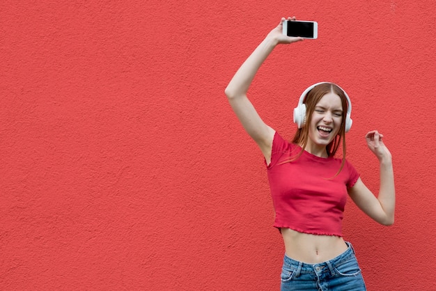 Photo femme heureuse, écouter musique