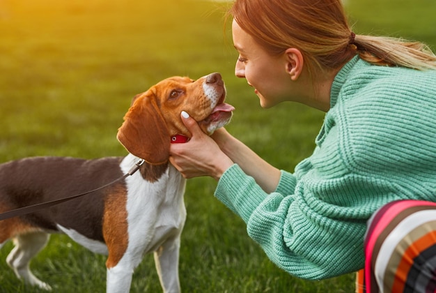 Femme heureuse exprimant l'amour au chien