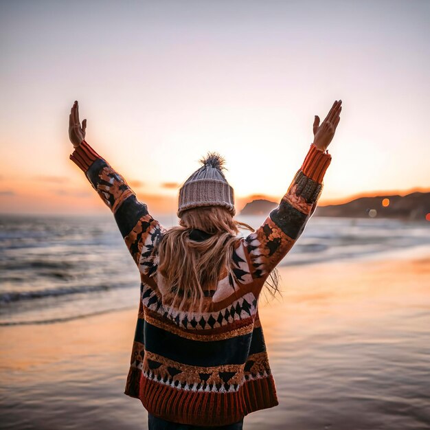 Photo une femme heureuse fête le nouvel an sur la plage.