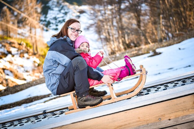 Une femme heureuse avec une fille pendant l'hiver