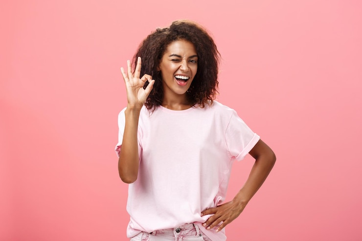 Photo une femme heureuse sur un fond rose.