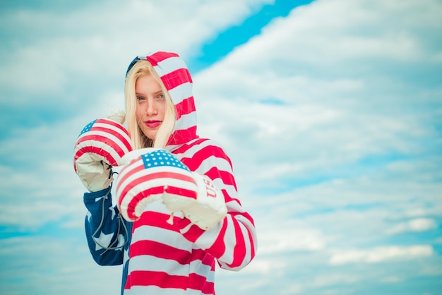 Femme heureuse avec un gant de boxe avec le drapeau américain imprimer le concept de la fête de l'indépendance américaine boxeuse wit...