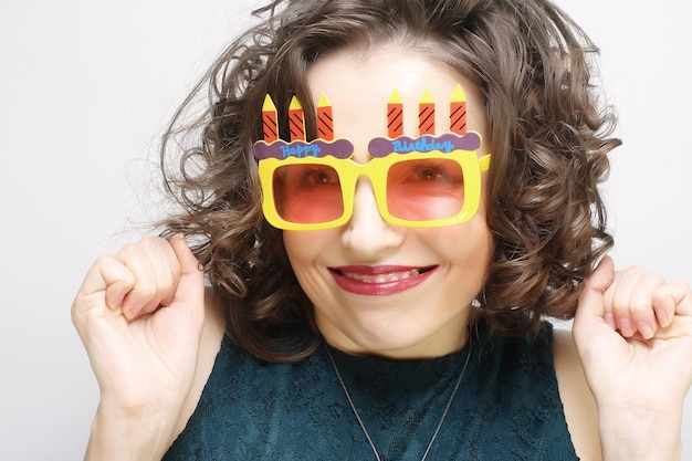 Femme heureuse avec de grosses lunettes de soleil orange