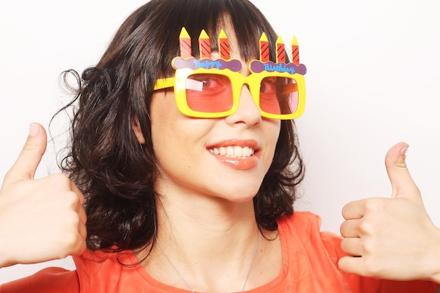 Femme heureuse avec de grosses lunettes de soleil orange