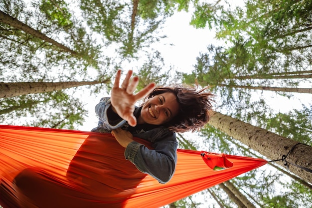 femme heureuse sur hamac dans le concept de randonnée en forêt