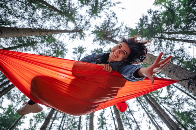 Photo une femme heureuse sur un hameau dans la forêt.