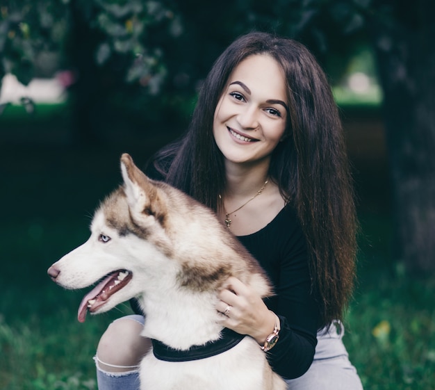 Femme heureuse, à, husky