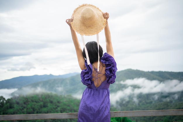 Femme heureuse insouciante le matin de la nature falaise montagne Femme voyage touriste seul matin liberté et bonheur