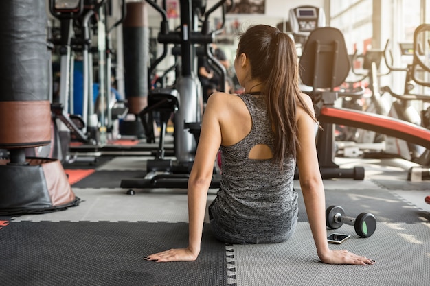 Femme heureuse jeune sport dans la salle de gym