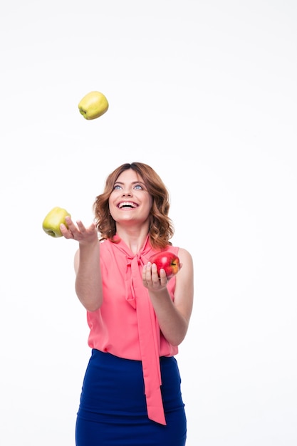 Femme heureuse jongle avec des pommes