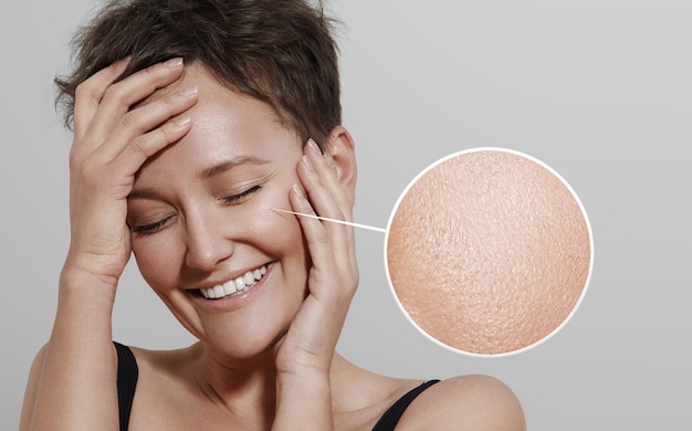 Femme heureuse avec une lentille montrant sa peau idéale