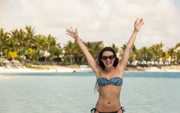Femme heureuse libre à bras ouverts en mer. Îles Maurice.