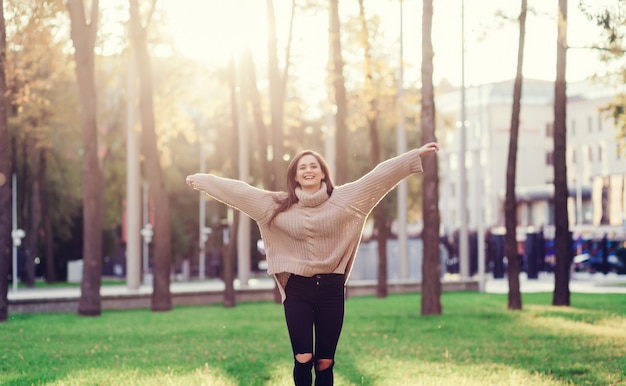 Femme heureuse libre