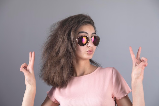 Femme heureuse et lunettes de soleil