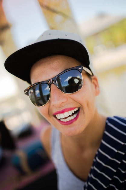 Femme heureuse avec des lunettes de soleil