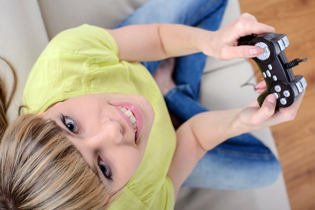 Femme Heureuse Avec Manette De Jeux Vidéo.