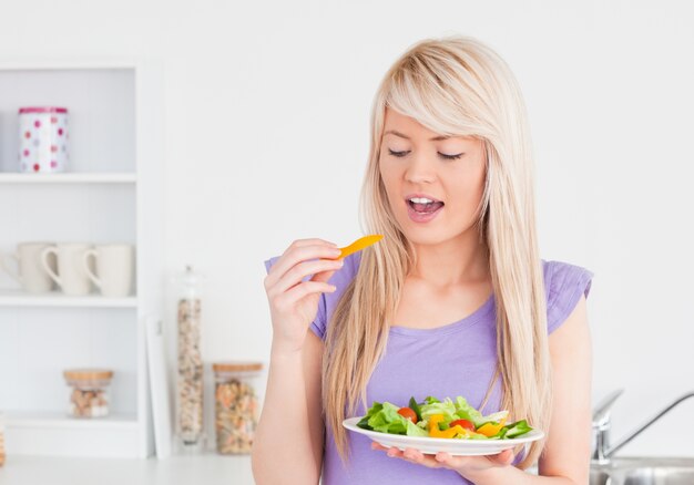 Femme heureuse, manger sa salade