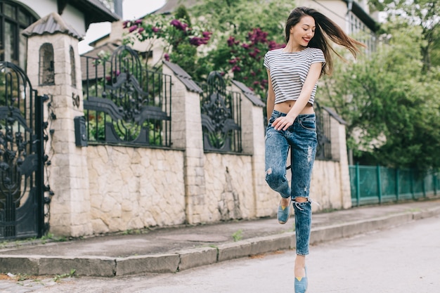 femme heureuse marchant dans la rue