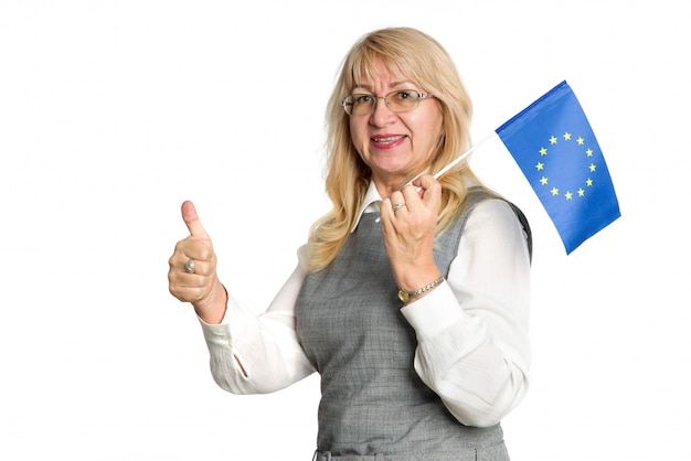 Femme heureuse mature dans des verres avec le drapeau de l'Union européenne sur blanc.