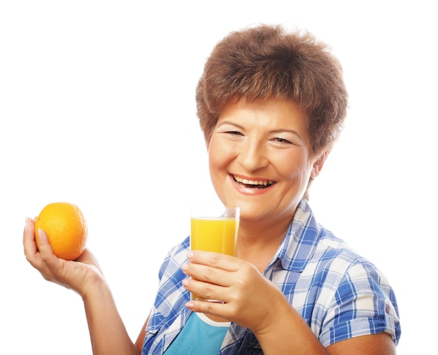 Femme heureuse mature avec du jus d'orange