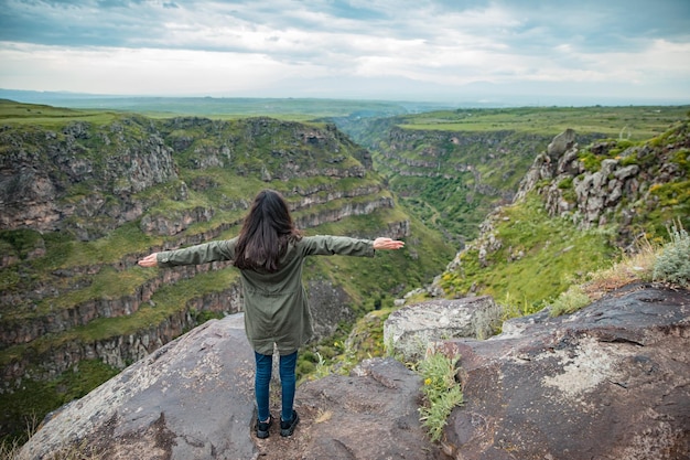 Femme heureuse en montagne