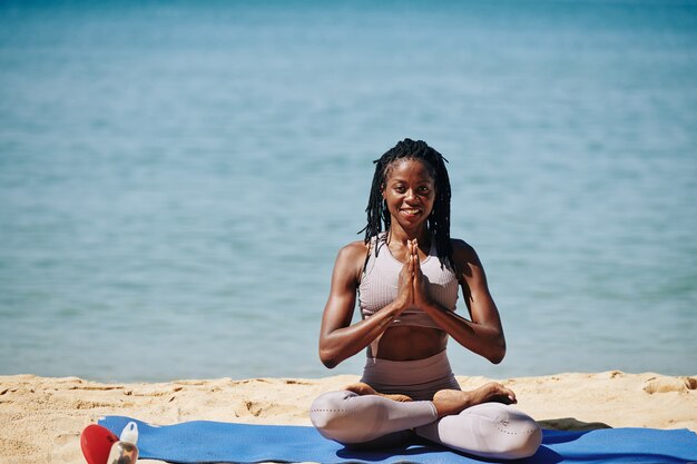 Femme heureuse montrant le geste de namaste