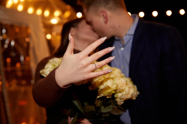 Une femme heureuse montre une bague de fiançailles après une proposition