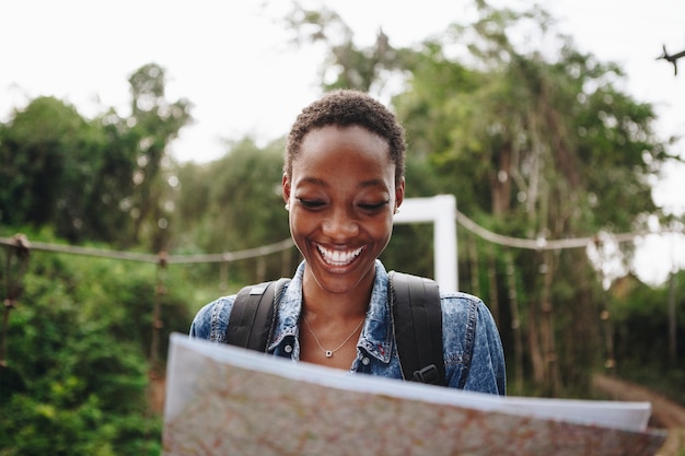 Femme heureuse naviguant avec une carte