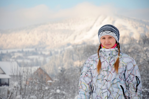 Femme heureuse sur la neige dans les montagnes des Carpates