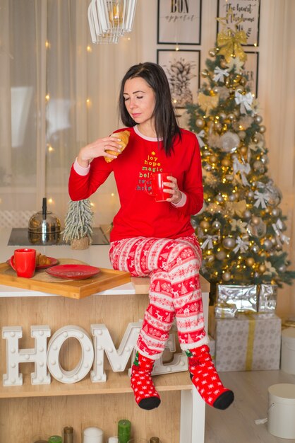 femme heureuse à noël dans la cuisine