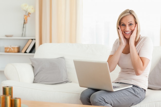 Femme heureuse avec un ordinateur portable