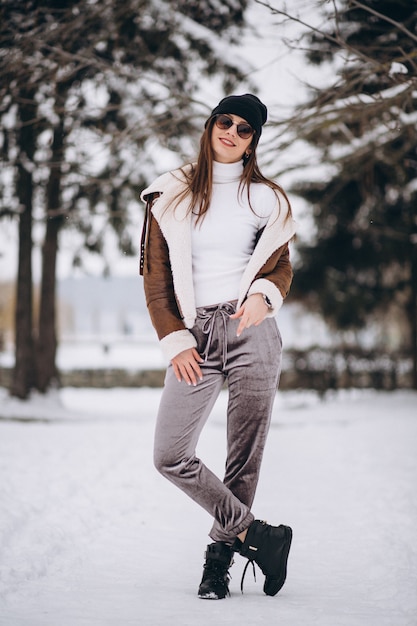 Femme heureuse otside en hiver