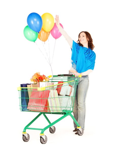 femme heureuse avec panier et ballons sur blanc