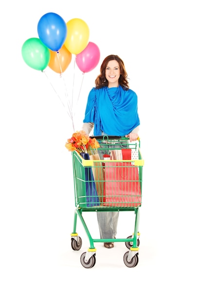 femme heureuse avec panier et ballons sur blanc