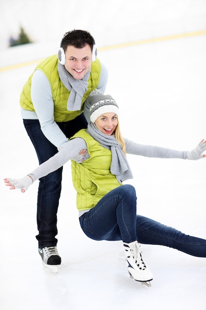 une femme heureuse sur la patinoire