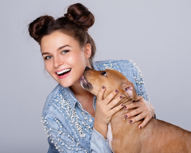 Femme heureuse et petit staffordshire terrier