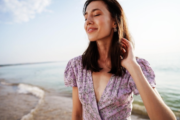 Femme heureuse sur la plage marchant en bord de mer