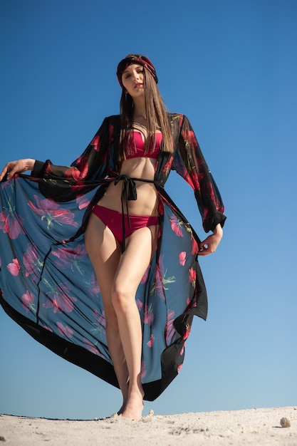 Femme heureuse sur la plage portant des vêtements d'été