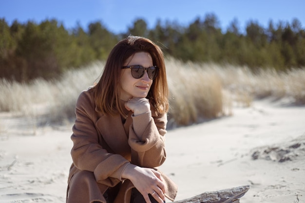 Femme heureuse sur la plage Portrait de la belle jeune fille en gros plan