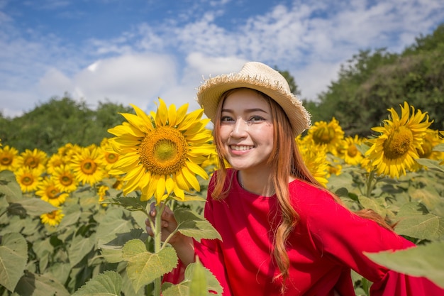 femme heureuse et profiter du champ de tournesols