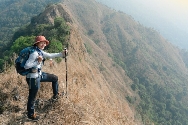 Photo une femme heureuse en randonnée dans les montagnes pour l'aventure