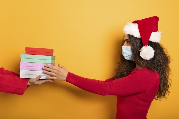 Une femme heureuse reçoit des cadeaux de Noël d'un ami.