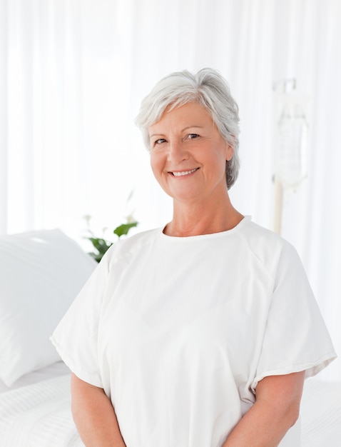 Femme heureuse en regardant la caméra dans un hôpital